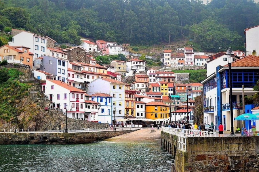 Foto de un pueblo asturiano llamado Cudillero, en su puerto con las casas al fondo